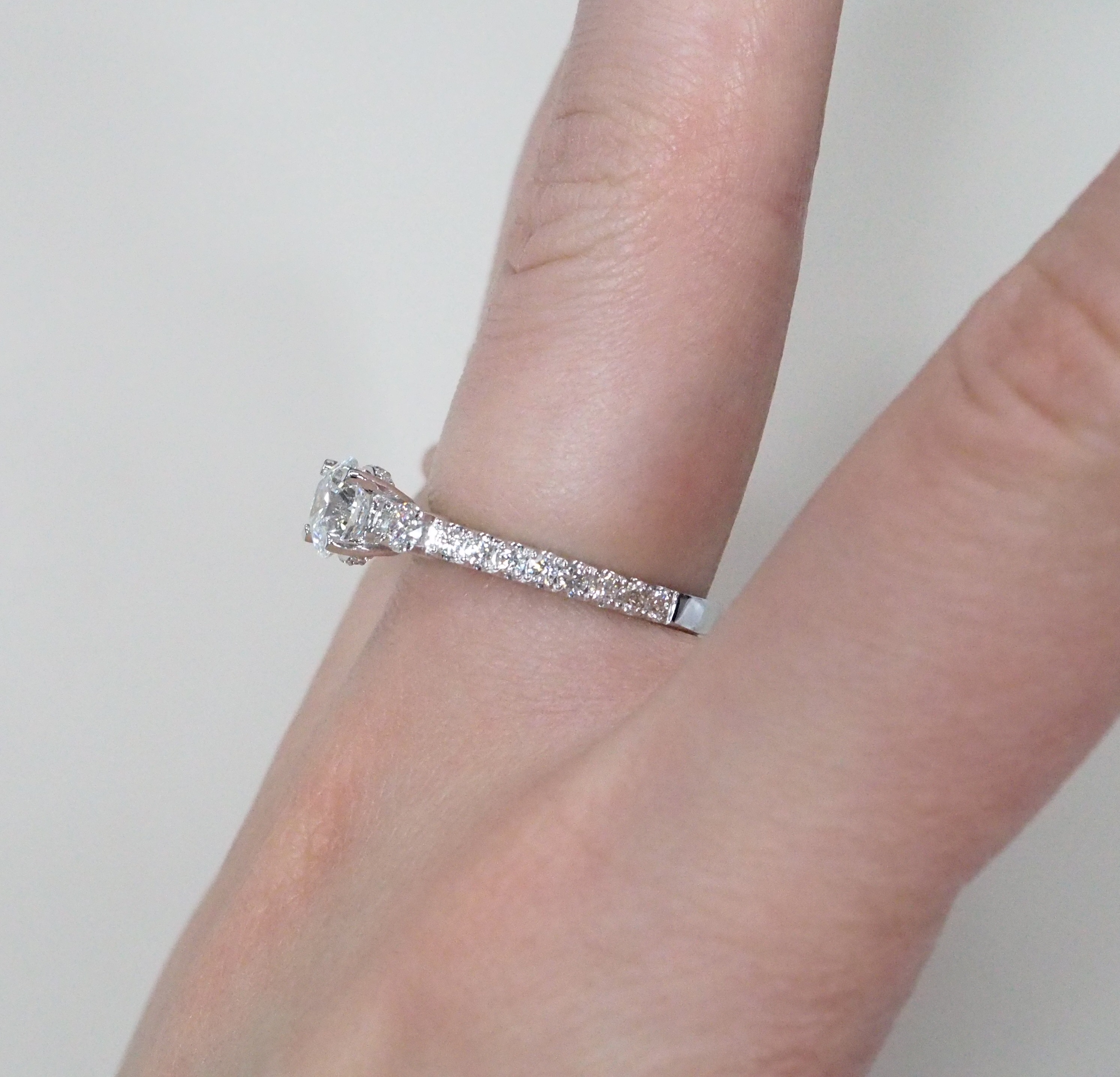 Кольцо из белого золота с бриллиантами